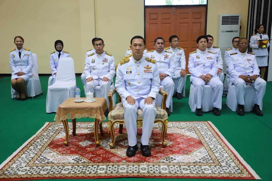 พิธีรับพระราชทานพระบรมฉายาลักษณ์พระบาทสมเด็จพระเจ้าอยู่หัว ที่ฉายกับสมเด็จพระนางเจ้าฯ พระบรมราชินี