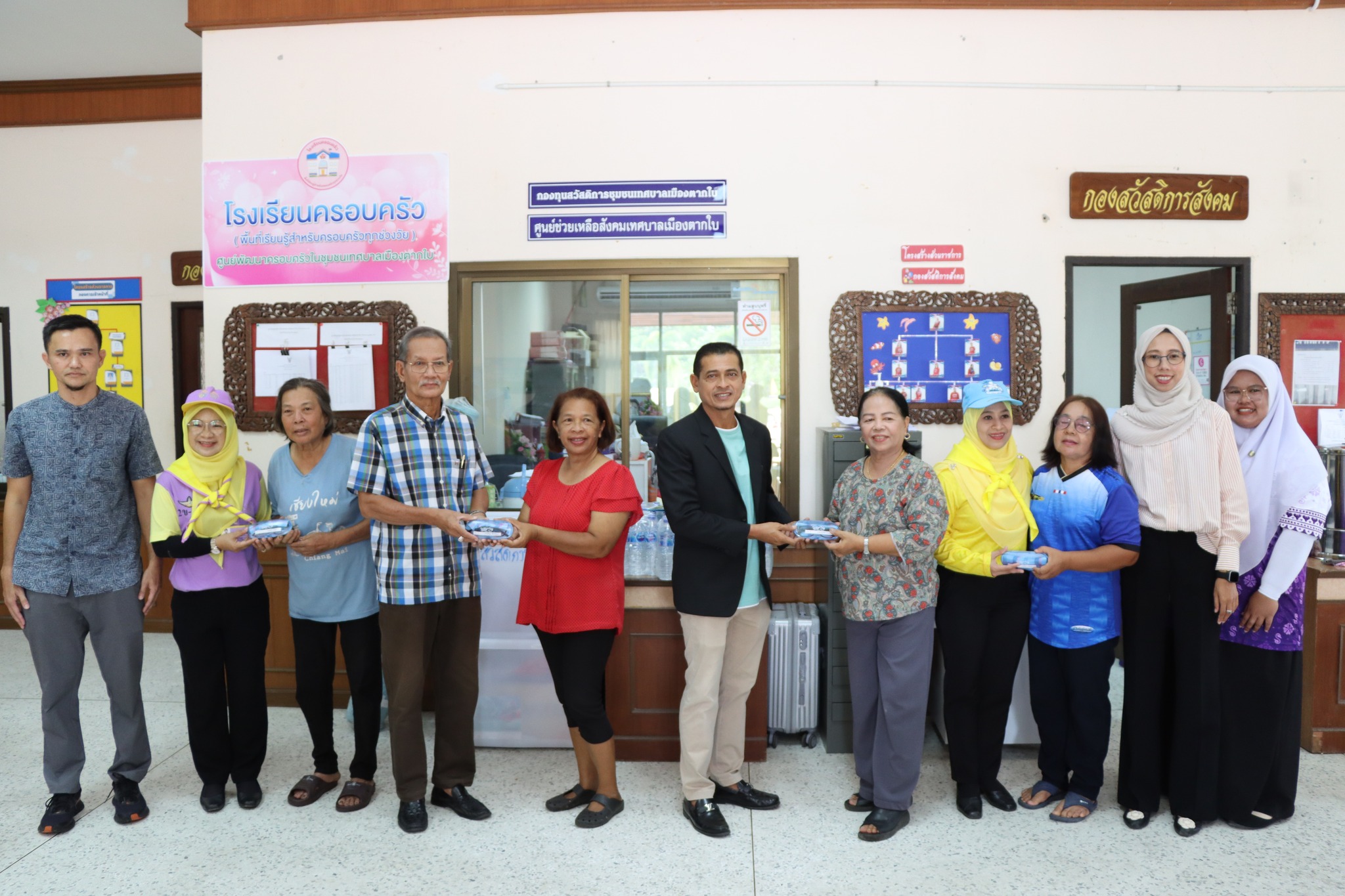 มอบแว่นตาฟรีให้กับผู้สูงอายุตามโครงการสานใจสู่สายตาพี่น้องจังหวัดชายแดนภาคใต้