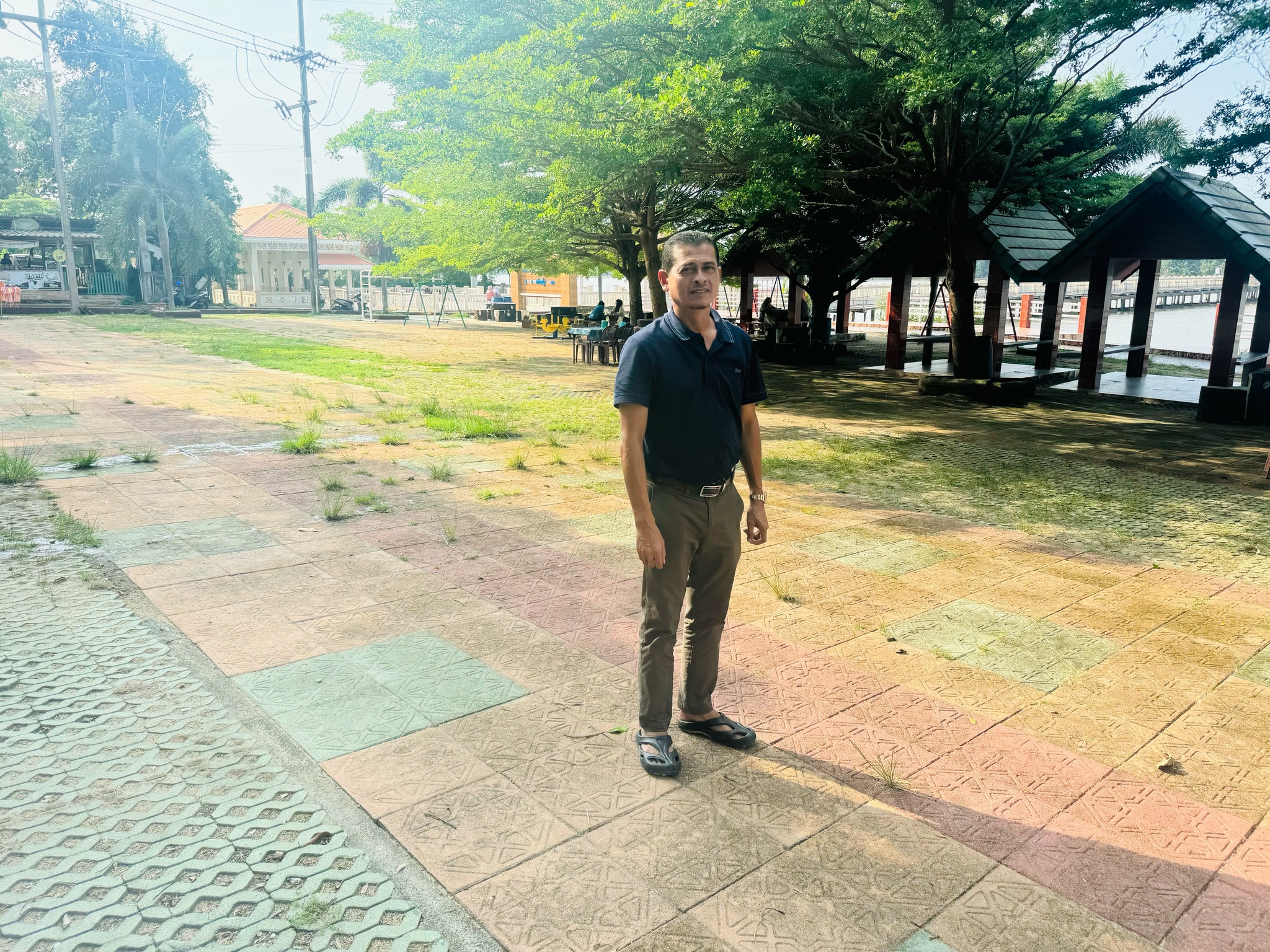 ลงพื้นที่ตรวจตลาดริมน้ำตากใบ เพื่อดำเนินการปรับปรุงร้านค้าให้มีความสวยงามและเป็นระเบียบเรียบร้อย