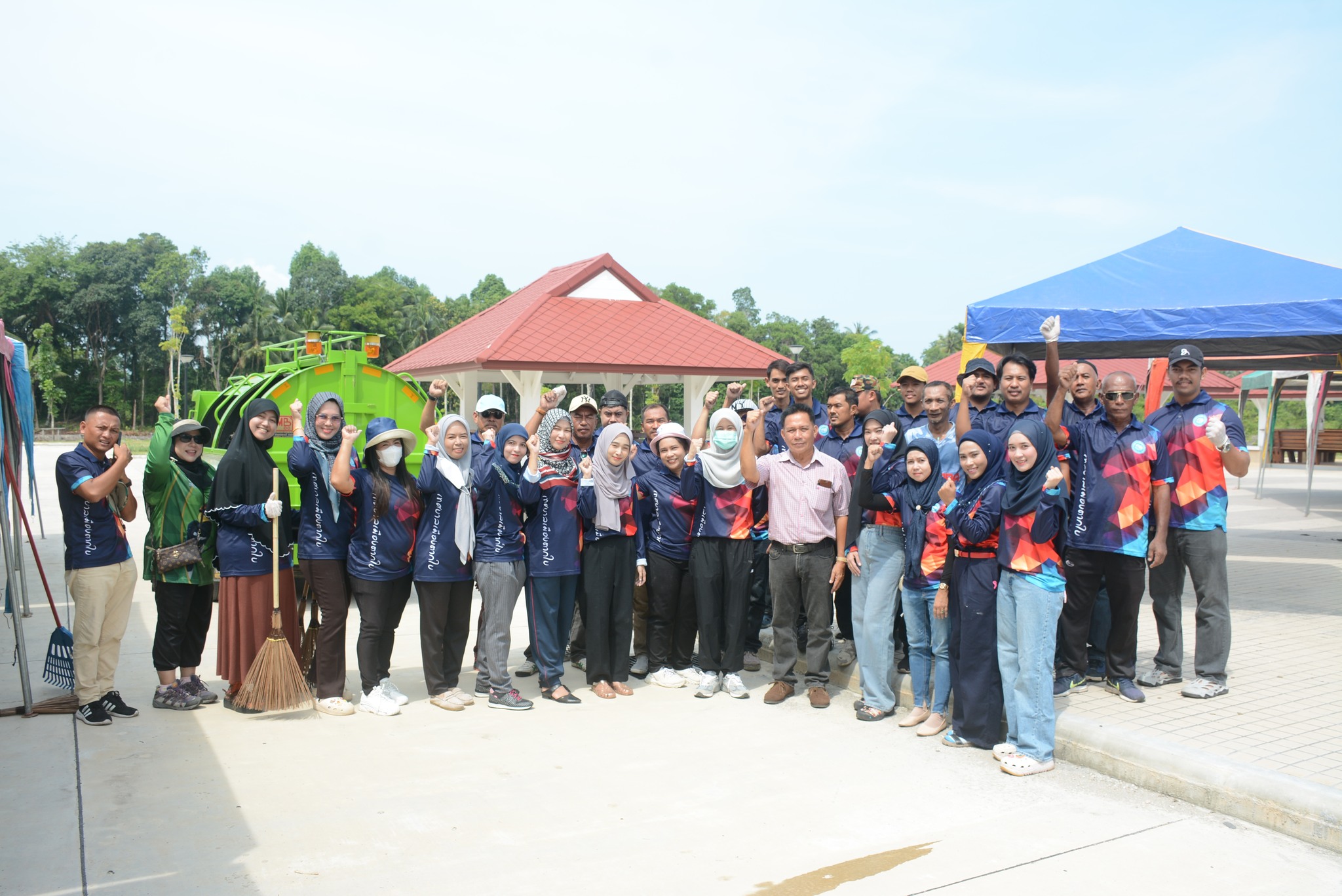 ร่วมกันทำความสะอาดและจัดสถานที่บริเวณที่จะจัดงาน "โครงการกระตุ้นเศรษฐกิจเมืองตากใบ HALAL FOOD FEST"