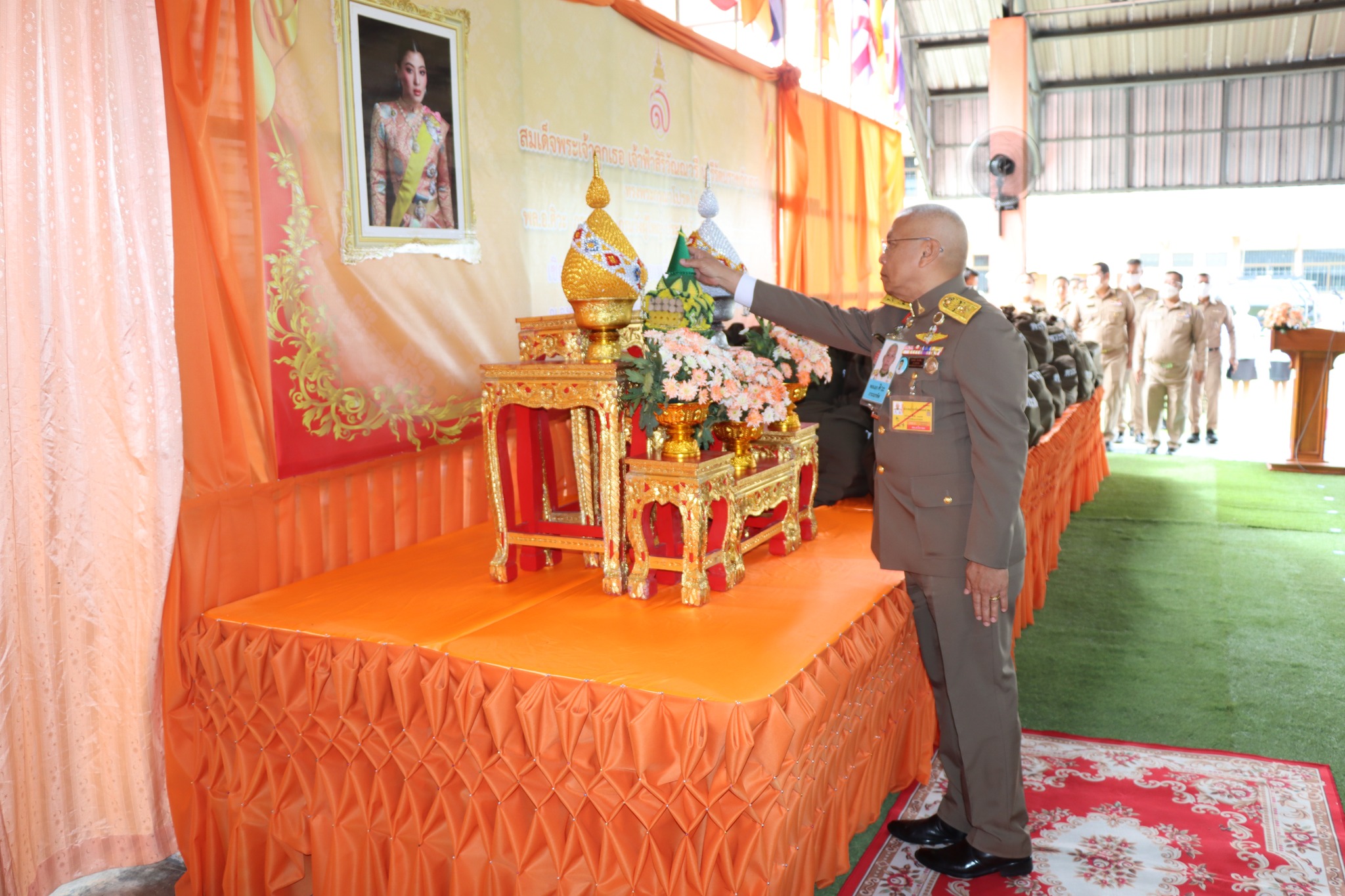 ร่วมต้อนรับพลเอก ศิวะ ภระมรทัต กรมวังผู้ใหญ่ ประจำวังศุโขทัย เป็นผู้แทนพระองค์ เชิญถุงพระราชทานไปมอบแก่ผู้ประสบอุทกภัยในพื้นที่จังหวัดนราธิวาส