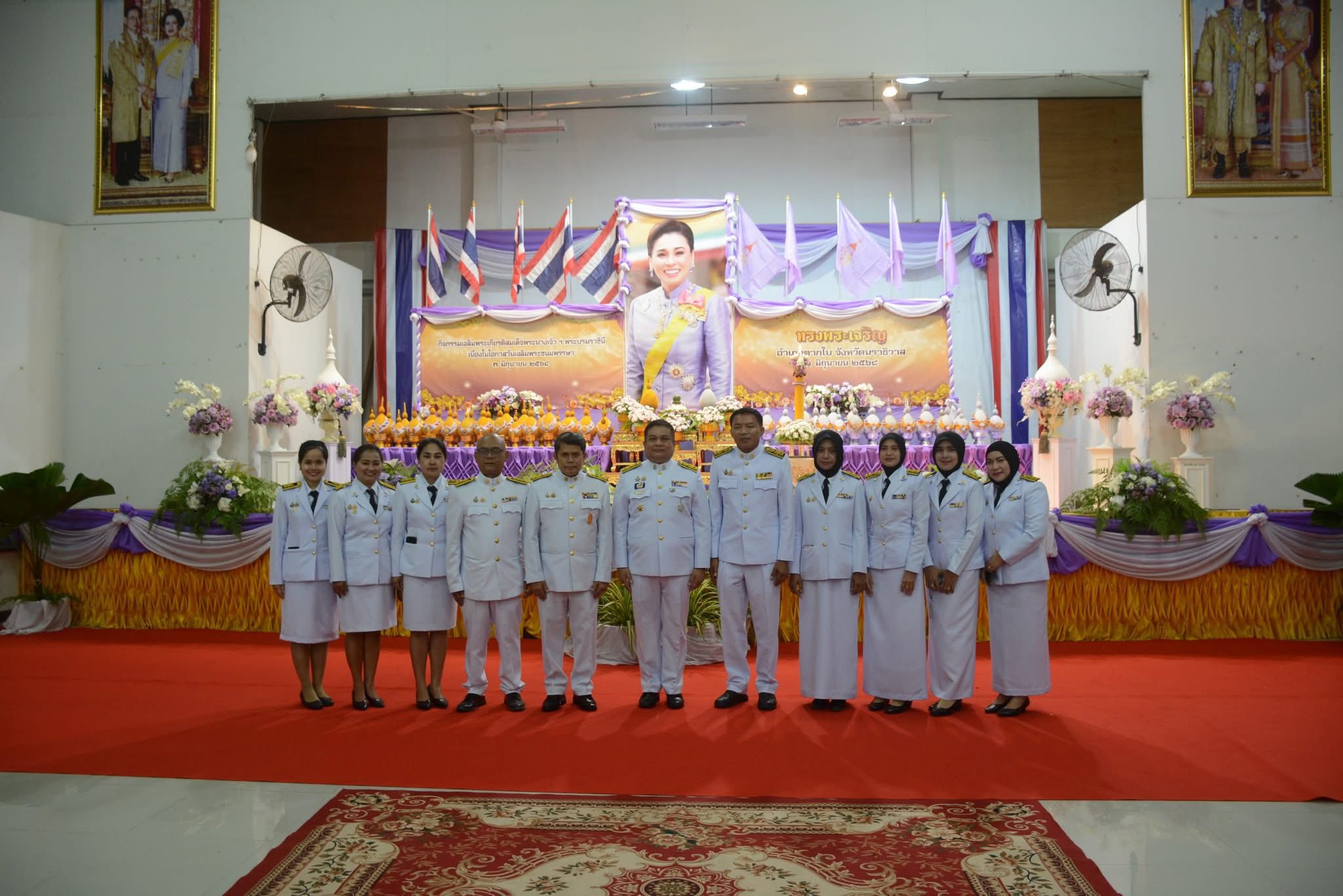 พิธีถวายเครื่องราชสักการะ วางพานพุ่มและจุดเทียนถวายพระพรชัยมงคล ถวายความเคารพเบื้องหน้าพระฉายาลักษณ์สมเด็จพระนางเจ้าฯ พระบรมราชินี