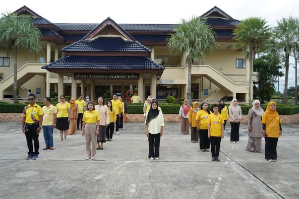 จัดกิจกรรมเคารพธงชาติทุกวันจันทร์ สำนึกคุณ "ชาติ ศาสน์ กษัตริย์"