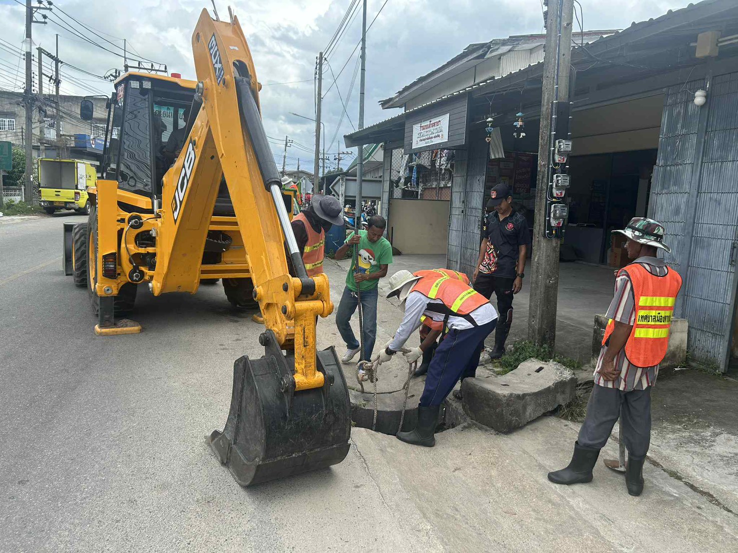 กองสาธารณสุขและสิ่งแวดล้อม ร่วมกับเจ้าหน้าที่งานป้องกันและบรรเทาสาธารณภัย เจ้าหน้าที่กองช่าง และเจ้าหน้าที่เทศกิจ เทศบาลเมืองตากใบ ได้ทำการขุดลอก เก็บเศษขยะล้างคูระบายน้ำที่อุดตันออก