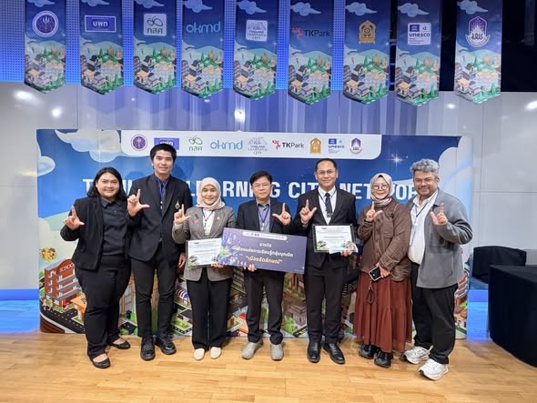 นายกเทศมนตรีเมืองตากใบ มอบหมายให้นายณัฐภัทร จิตนะมงคล ปลัดเทศบาลเมืองตากใบ เข้ารับมอบรางวัลเมืองแห่งการเรียนรู้กลุ่มบุกเบิก “เมืองอัตลักษณ์” ในงาน Thailand Learning City Award 2025
