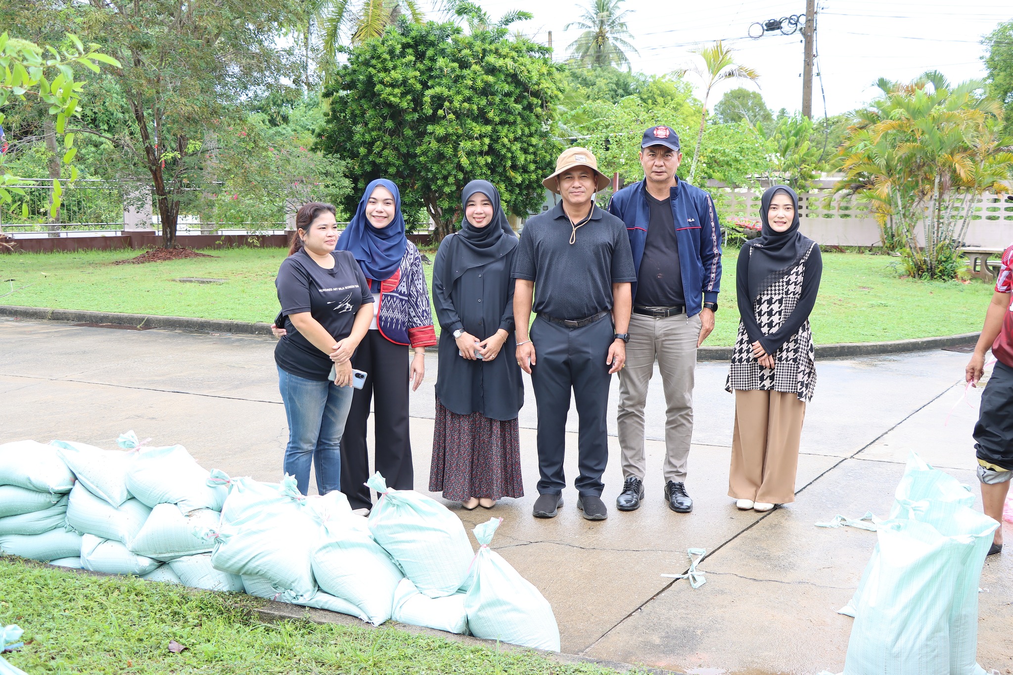 เทศบาลเมืองตากใบ ได้ร่วมใจกันบรรจุกระสอบทราย เพื่อเตรียมความพร้อมรับมือกับสถานการณ์น้ำท่วม และจะให้ความช่วยเหลือประชาชนในพื้นที่การป้องกันน้ำท่วม วางแนวป้องกันน้ำไหลเข้าท่วมบ้านเรือนของพี่น้องประชาชน