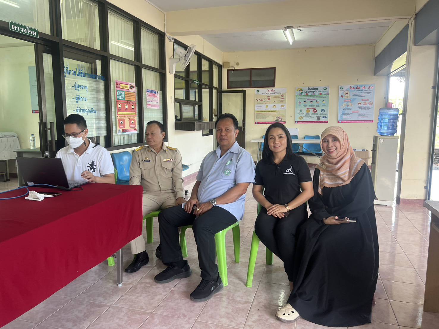 ลงพื้นที่ตรวจเยี่ยมการทดสอบระบบข้อมูล การเตรียมให้บริการทางด้านสุขภาพ พร้อมกับเจ้าหน้าที่โรงพยาบาลตากใบ