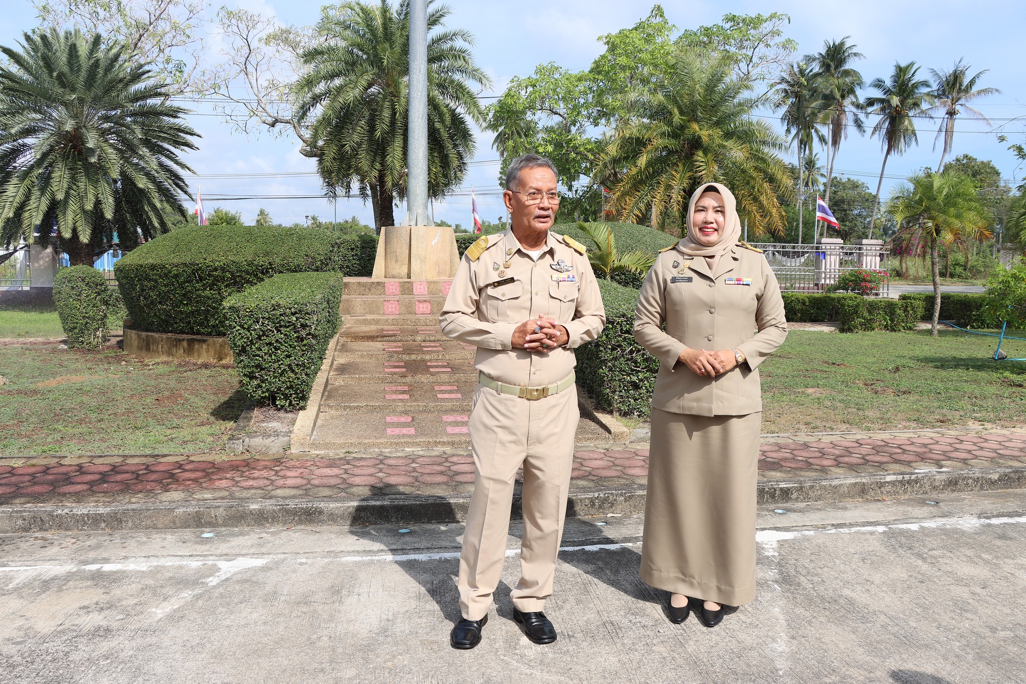 จัดกิจกรรมเคารพธงชาติทุกวันจันทร์ สำนึกคุณ "ชาติ ศาสน์ กษัตริย์" เพื่อเสริมสร้างจิตสำนึกต่อสถาบันชาติ ศาสนา พระมหากษัตริย์และการเป็นข้าราชการที่ดี