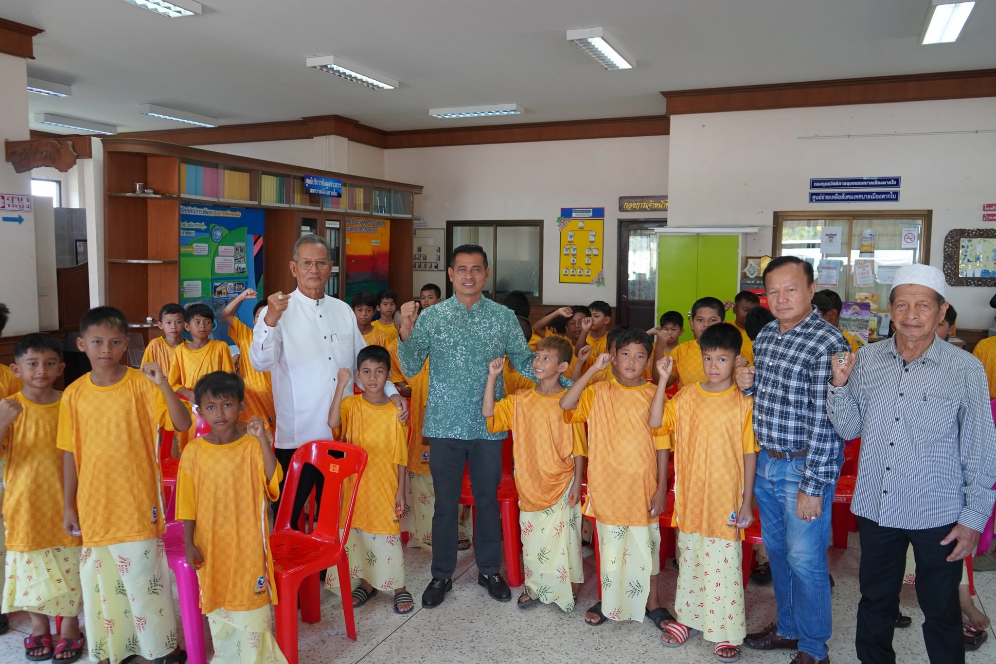 พบปะพูดคุยให้กำลังใจเด็กเยาวชนที่เข้าร่วมโครงการขลิบหนังหุ้มปลายอวัยวะเพศชายเยาวชนมุสลิม เทศบาลเมืองตากใบ ประจำปี 2569