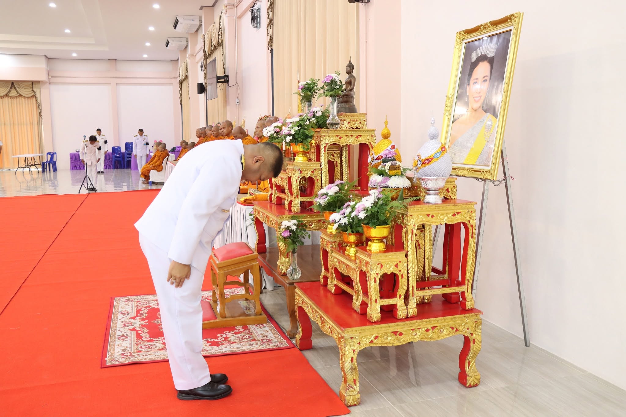 พิธีทำบุญตักบาตร ข้าวสาร อาหารแห้งแด่พระภิกษุสงฆ์ ถวายพระราชกุศล เนื่องในโอกาสมหามงคลเฉลิมพระชนมพรรษา ๔ รอบ สมเด็จพระนางเจ้าฯ พระบรมราชินี ประจำปีพุทธศักราช ๒๕๖๙