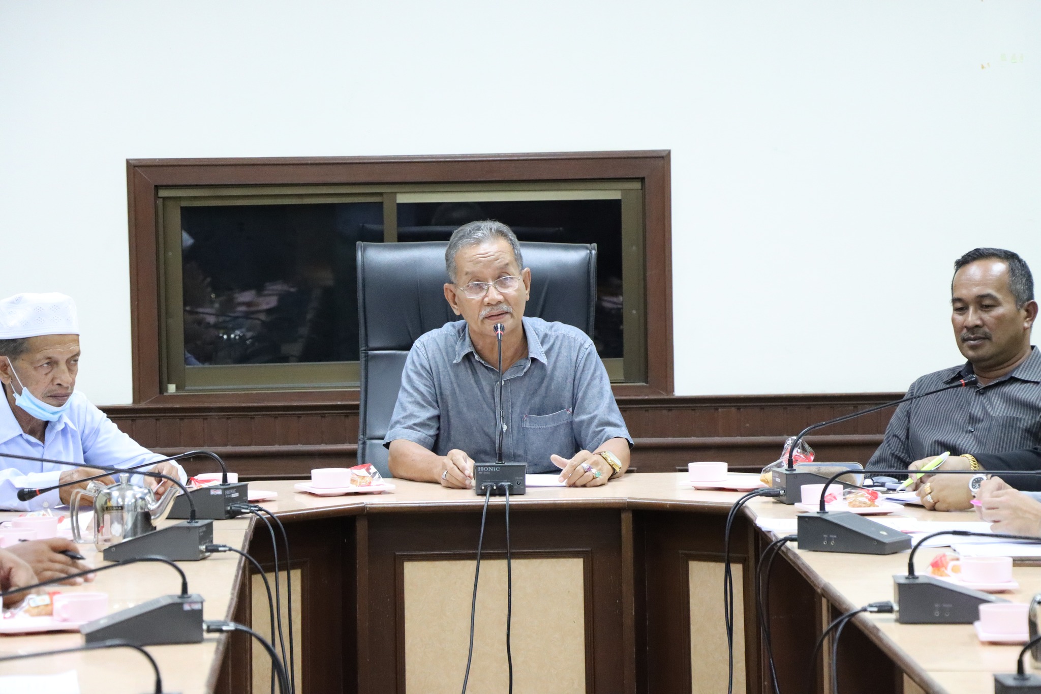 ประชุมปรึกษาหารือในการช่วยเหลือประชาชนยากจนที่มีความยากลำบากในการดำรงชีวิต 